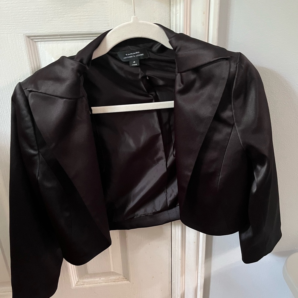 Tahari Arthur S. Levine size 4 satin jacket. Gently used in amazing condition